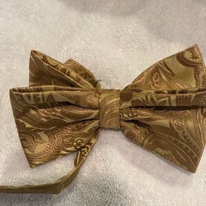 Elegant Gold Paisley Bow Tie